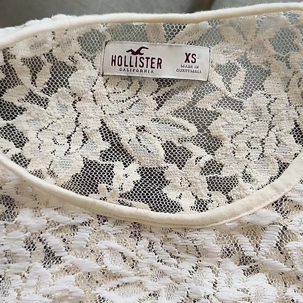 Hollister XS Delicate Lace Cream Long Sleeve Crop Top